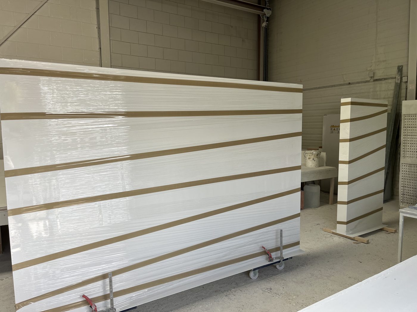 Polyester muur op maat in de werkplaats
