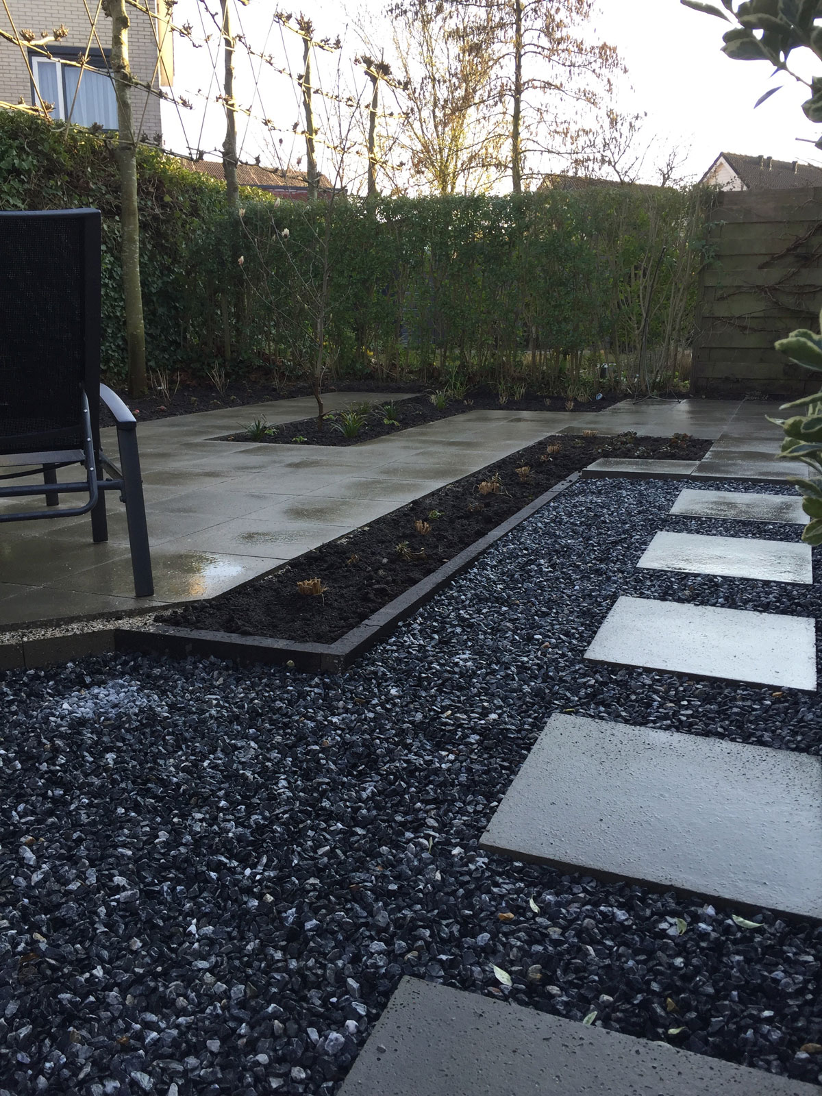 Tuin met terras en beplanting in Berkel en Rodenrijs