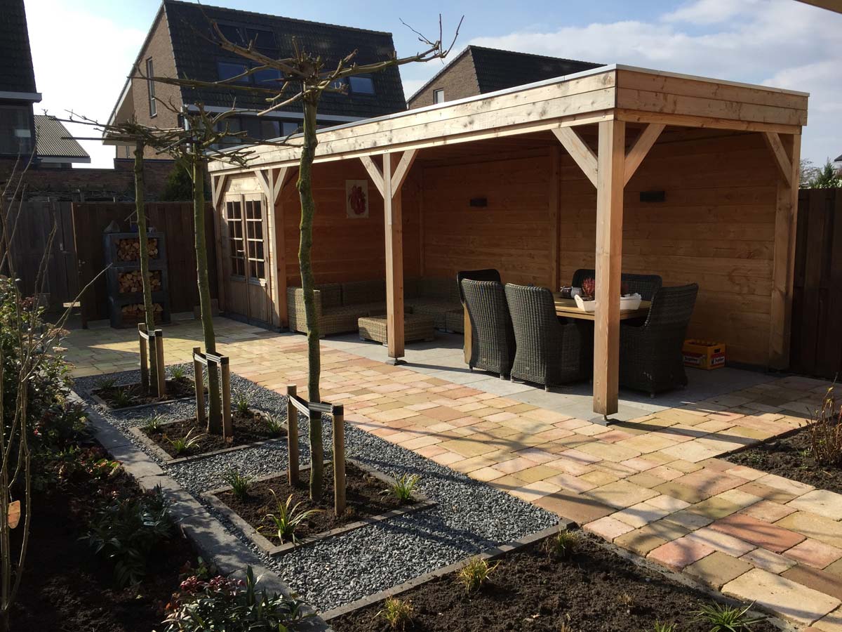 Houten overkapping met een zithoek eronder