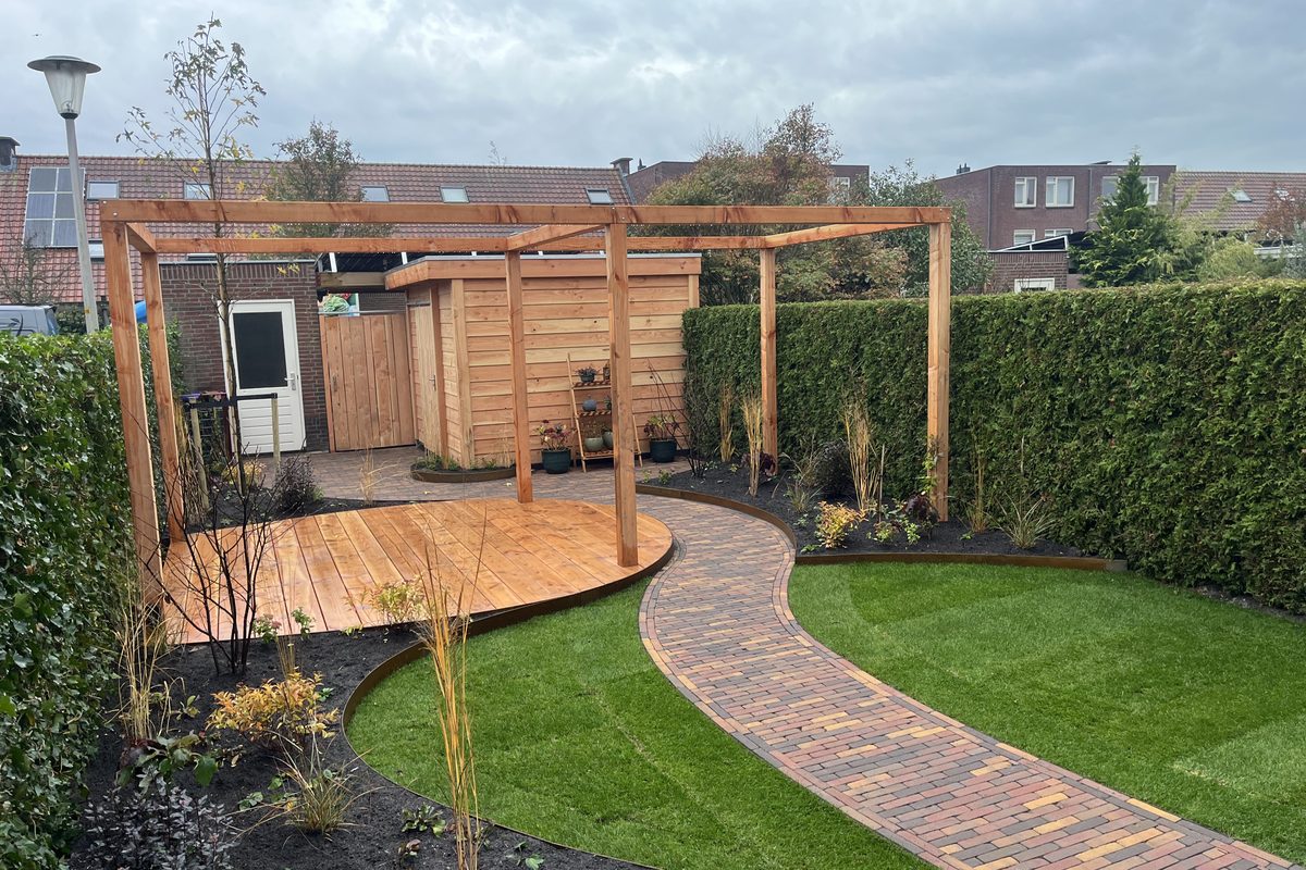 Tuin met cortenstaal borderranden, gazon en houten pergola