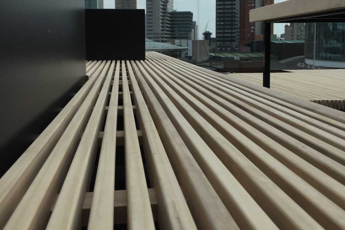 Houten lamellenvlonder op een dakterras